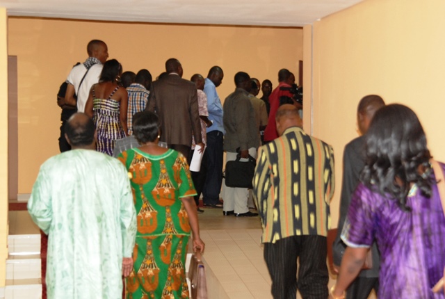 Des députés à l'entrée de la salle d'audience du CNT. Il faut montrer patte blanche © Burkina24 