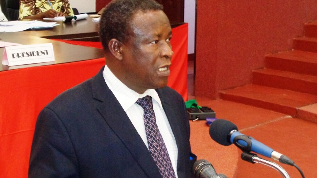 Filiga Michel Sawadogo, ministre en charge des enseignements secondaire et supérieur devant le CNT le 17 avril 2015 © Burkina24 