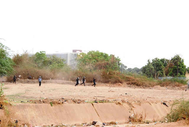 Quelques course-poursuite entre manifestants et forces de l'ordre ont marqué le début de la plénière © Burkina24 