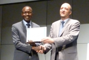 Félix BALIMA recevant son prix du Groupe Francophone d’Etude des Carbones (GFEC) à la conférence mondiale du carbone sur l’île de Jeju  en Corée du Sud en 2014.