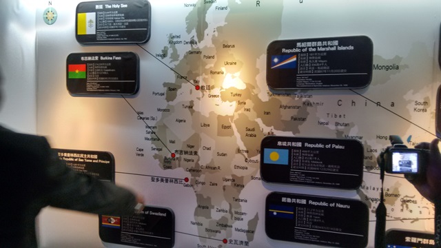 Dans les couloirs du « Presidential Office », une carte indique les pays avec lesquels Taiwan entretient des relations diplomatiques © Justin
