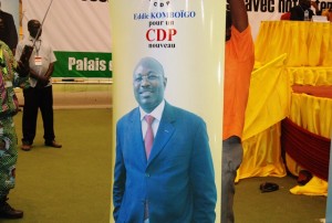 L'affiche d'Eddie Komboïgo a été brandie dès que son nom a été prononcé à la tête du parti  © Burkina24 