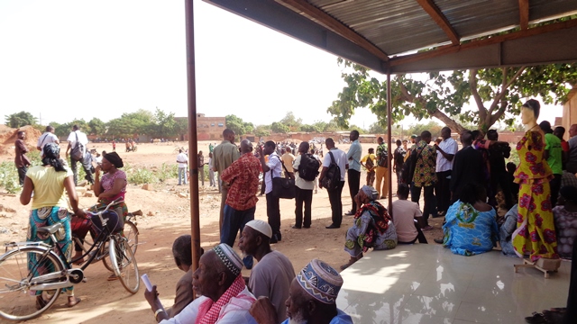 Journalistes et curieux font le pied de grue © Burkina24 