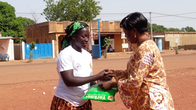 La présidente de la délégation spéciale de Saponé remettant son prix à la lauréat de la course cycliste féminine © Burkina24