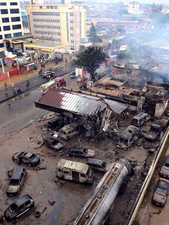 Une vue de la station-service à Nkrumah Circle à Accra, après l'explosion. 
