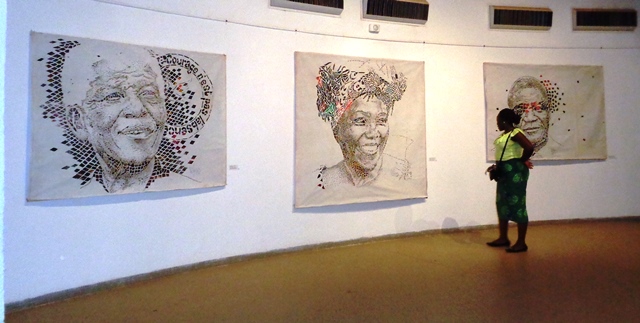 Les portraits de Nelson Mandela, Wangari Matai et Léopold Sedar Senghor à l'exposition de Koffi Mens 