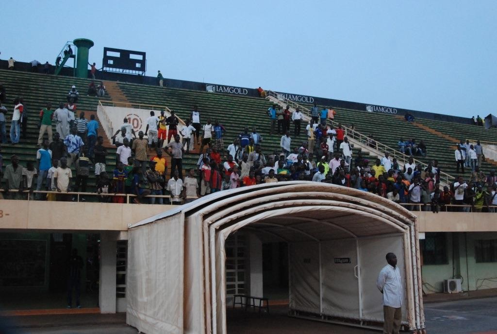 Quelques supporters sont restés même après la sortie des joueurs du stade