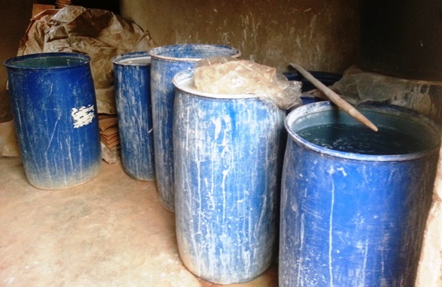 Les fûts dans lesquels était "fabriqué" le savon © Burkina24  