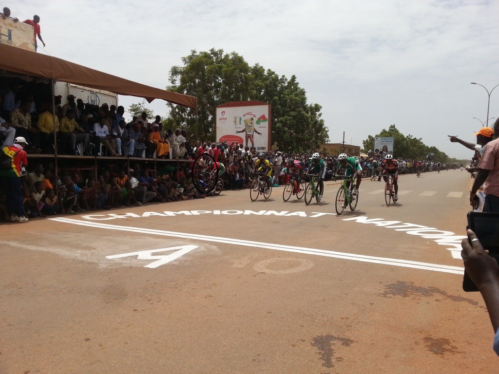 L'arrivée du championnat national de cyclisme a été marquée par la chute du champion sortant Salfo Bikienga