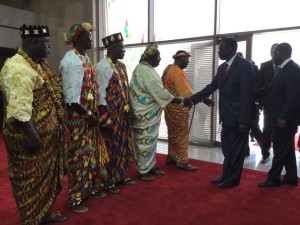 L Président KAFANDO saluant les chefs coutumiers ivoiriens.