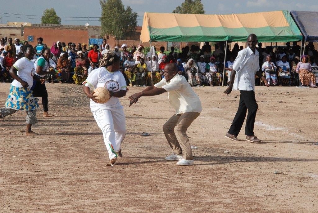 Les dames ont été meilleurs que les hommes en s'imposant dans un match de football sans règle