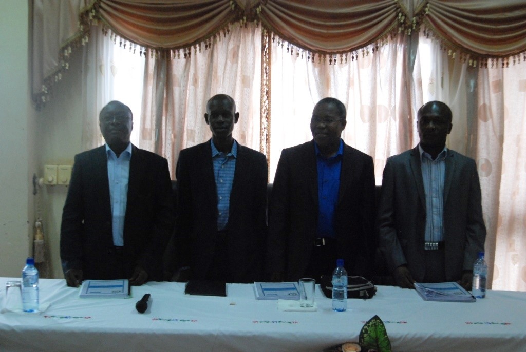 Seydou Nacro (2ème à partir de la gauche) est reconnait le marché Rood Wooko constitue un espace de formation l'opinion publique