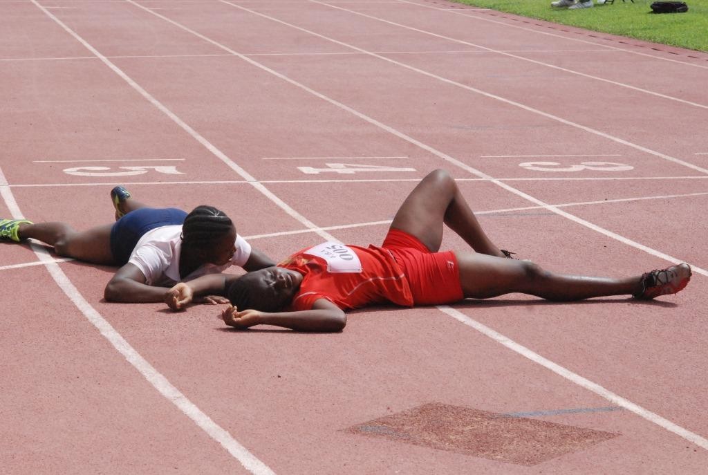Aux 400 mètres dames, les deux premières se sont écroulés après la ligne d'arrivée