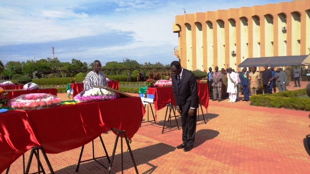 Le Chef de l'Etat s'est incliné devant la dépouille des "soldats de la paix"