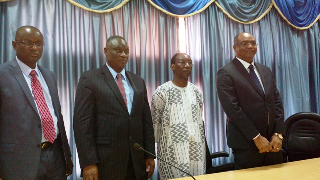 Les ministres entrants et sortant en compagnie du SG du gouvernement (extrême droite)  © Burkina24 