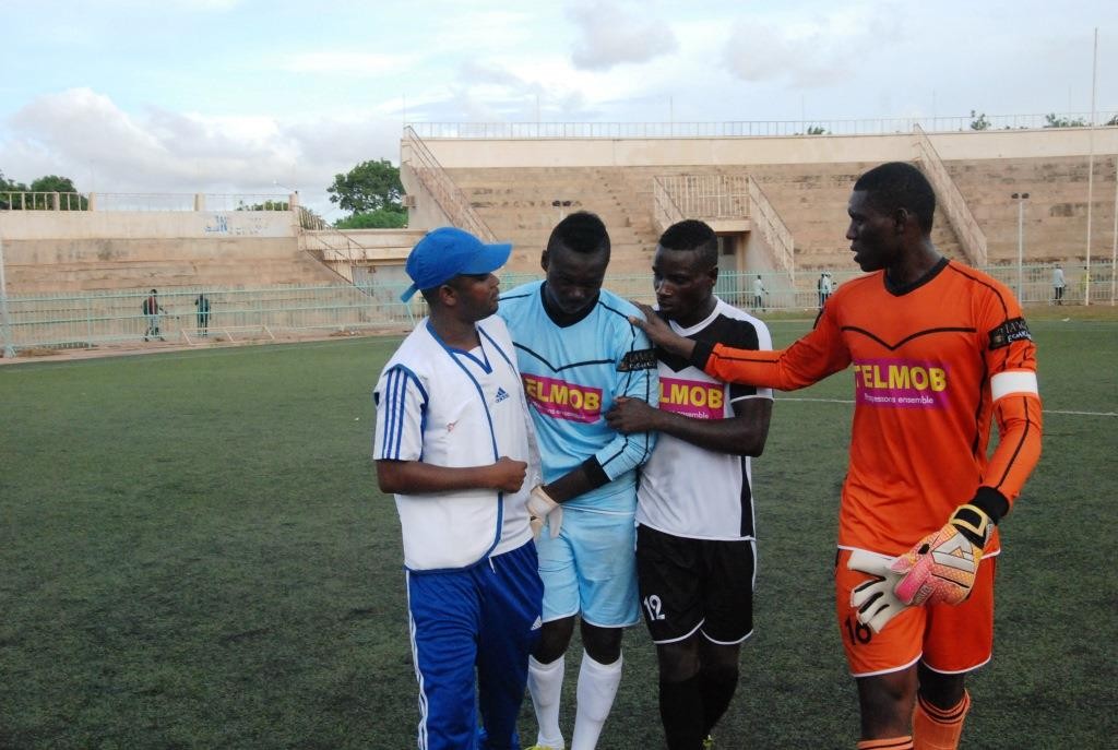 Baba Zongo le portier de l'EFO (droite) est allé encouragé le jeune gardien du RCB Hervé Kouakou Koffi après la séance des tirs au but