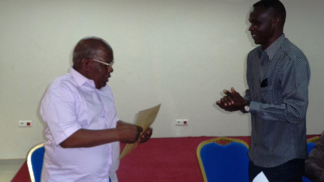 Le pasteur Samuel Yaméogo (à gauche) recevant le message de ses hôtes 