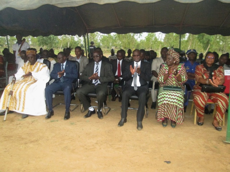 1)Plusieurs personnalités originaires de la région ont pris part à cette cérémonie.