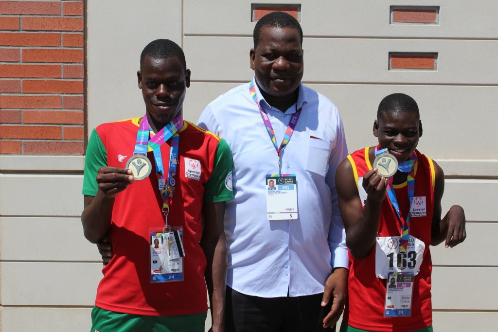 Le ministre des Sports et des Loisirs Kabré (milieu) en compagnie de deux médailles des Jeux de Special Olympics