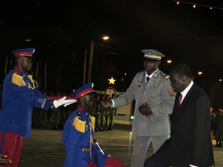 Le Chef de l'Etat s'apprêtant à remettre les épaulettes au major de la promotion  Oumarou Dima 