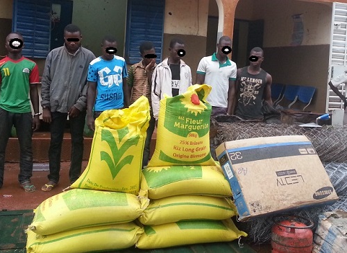 Les présumés délinquants et leur butin lorsqu'ils étaient présentés à la presse ©Burkina24