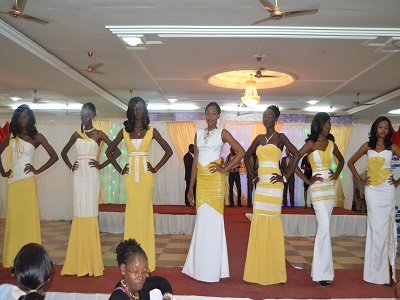 Les candidates lors du défilié