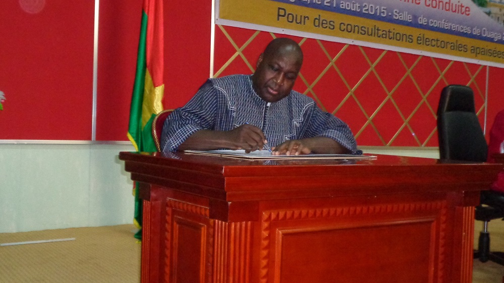 Zéphirin Diabré, signant le pacte de bonne conduite