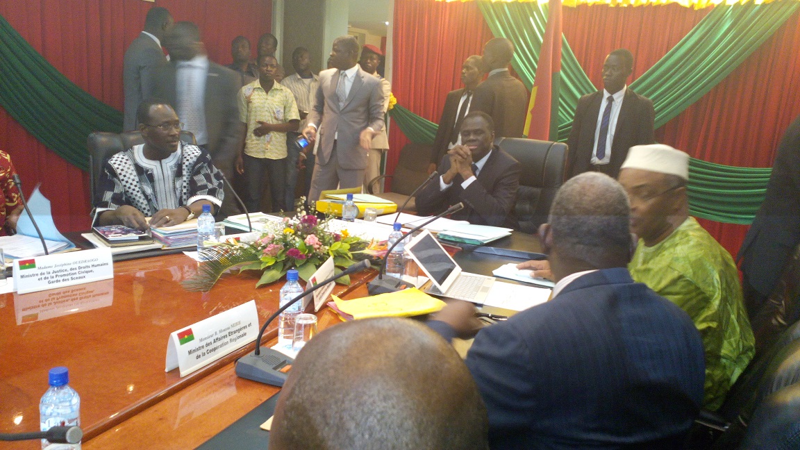 Le président Kafando et le Premier ministre Isaac Zida ont été acclamés à leur entrée dans la salle © Burkina24 