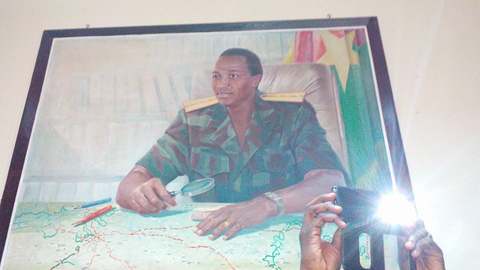 Le capitaine Blaise Compaoré trônait toujours dans le couloir de la salle de réunion du RSP © Burkina24 