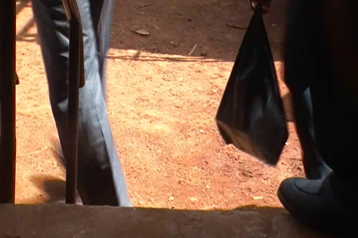 Les gendarmes emportant le sachet contenant les cartes suspectes © Burkina24