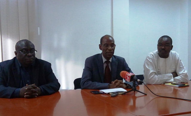 Amadou Hama Maïga (centre) répondant aux questions de la presse. ©Burkina24
