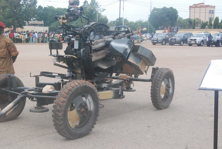Une mitrailleuse, exposée à la Place de la Révolution © Burkina24