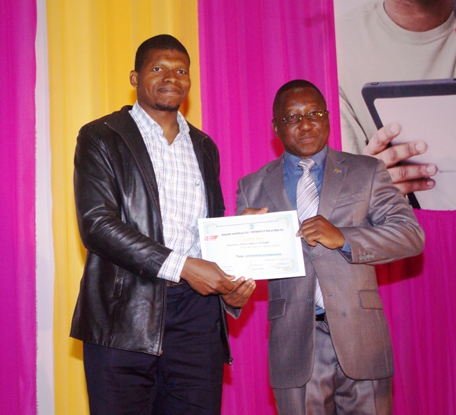 Abdoul Malicki Zoromé, Manager à Equo Service (à gauche) recevant un prix des mains du ministre du développement de l'Economie Numerique et des postes, Nébila Amadou Yaro.