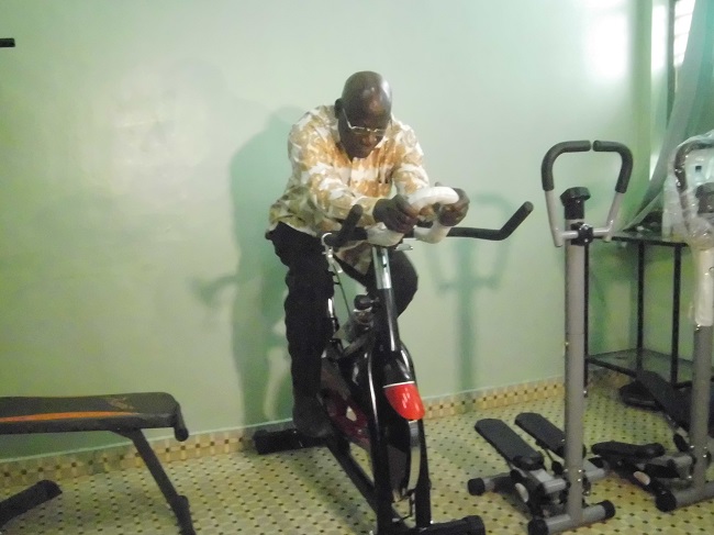 Alassane D. Ouangrawa, président de la fédération burkinabè de cyclisme essayant un matériel de preparation physique 