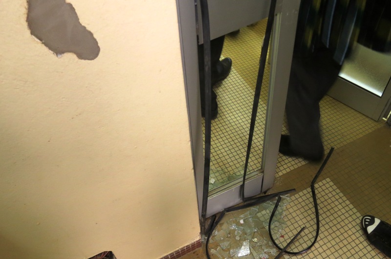 Aperçu d'une porte défoncée à l'ONATEL par les éléments de l'ex-RSP.