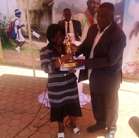 Bamos Théo a remis le trophée de la paix à l'ONG Diakonia.