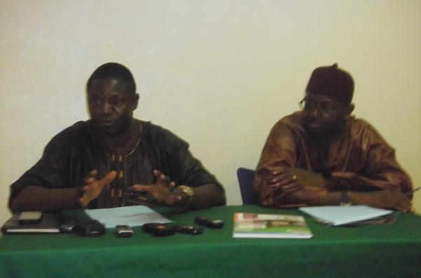 Le Président de la Ligue du centre de football Bawabadégna Soura (gauche) rassure que la compétition va se tenir malgré l'absence de moyens financiers