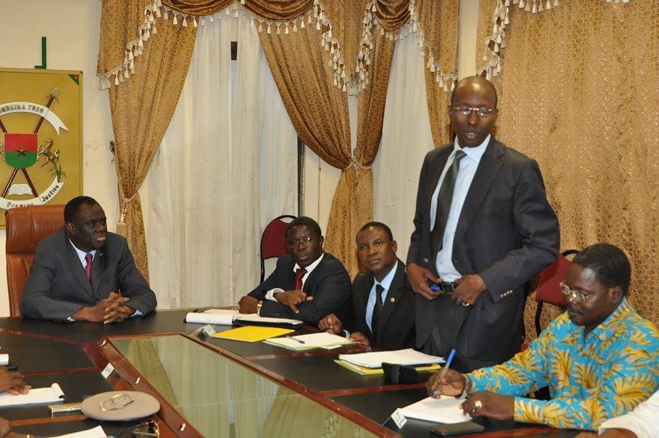 Alain Zagré (debout), le 9 octobre 2015 lors d'une visite du Chef de l'Etat au ministère de la sécurité