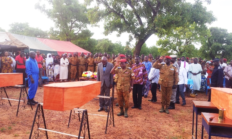 Les chefs militaires rendant hommage aux défunts 