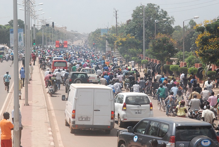 Le cortège accompagnant les martyrs vers leur dernière demeure © Burkina24 