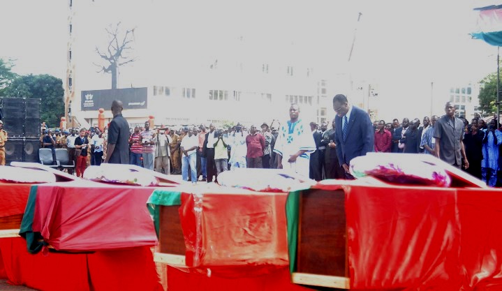 Le Président Michel Kafando s'inclinant sur la dépouille des martyrs © Burkina24 