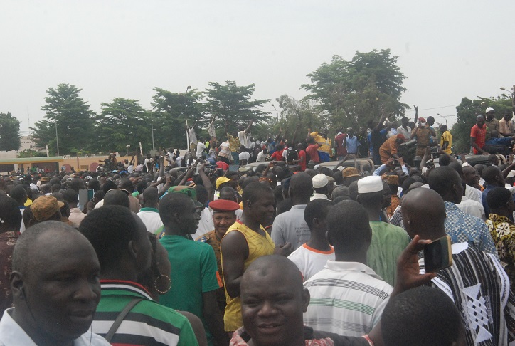 Les citoyens ont pris d'assaut les armes disposées à la Place de la Révolution et communié avec les militaires © Burkina24