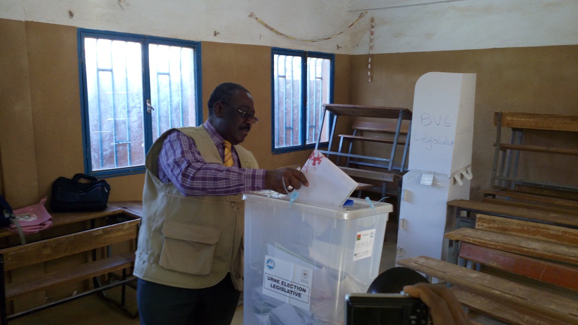 Kassoum Kambou, le président du Conseil constitutionnel, accomplissant son devoir civique dans un bureau de vote à Ouagadougou 