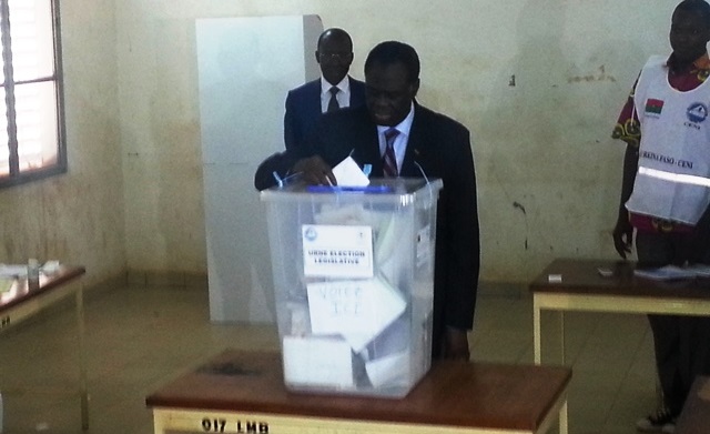 Le président de la transition Michel Kafando votant pour les législatives 