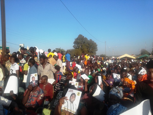 Les militants ont offert le maillot jaune à Diabré