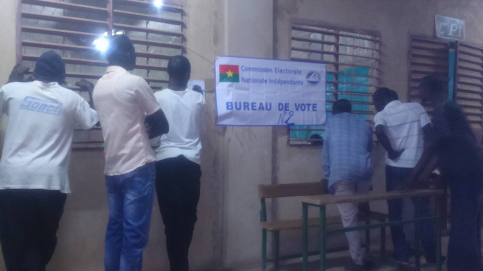 Des électeurs suivant le dépouillement dans un bureau de vote