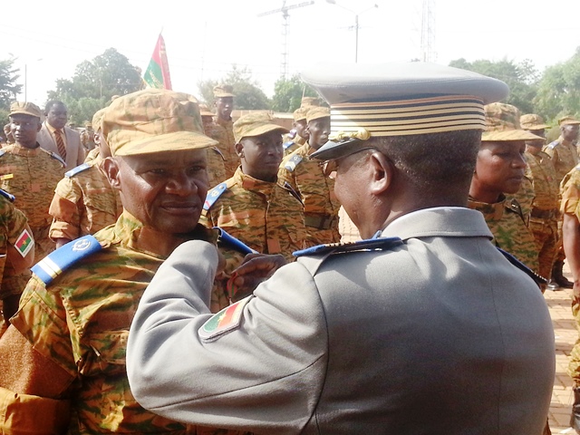 Le colonel major remettant la médaille d'honneur militaire à un sous lieutenant.