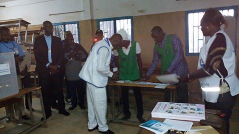 Me Barthélémy Kéré se livrant à l'examen des membres du bureau de vote