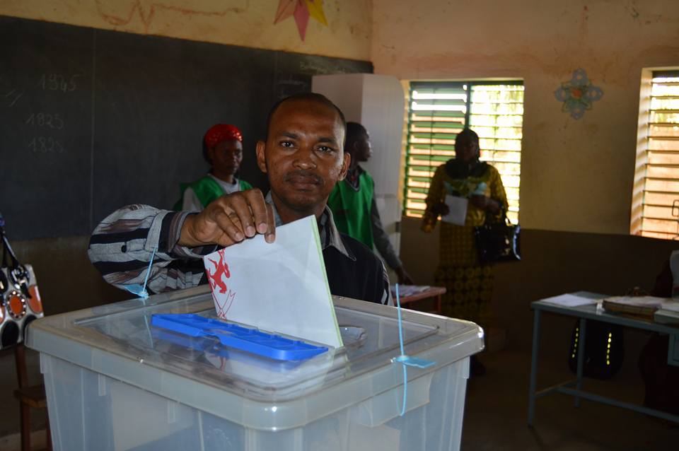 Tahirou Barry accomplissant son devoir civique 