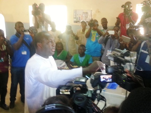 Zéphirin Diabré accomplissant son devoir civique 